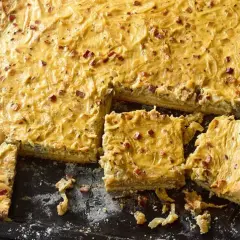 Herzhafter Zwiebelkuchen mit Speck, perfekt für ein gemütliches Abendessen. Hier ist ein einfaches Zwiebelkuchen Rezept.