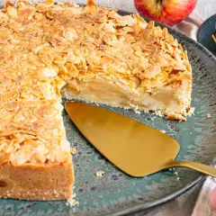Ein goldbrauner Florentiner Apfelkuchen mit knuspriger Mandelkruste, bereit zum Servieren.