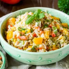 Erfrischender Reissalat mit Orangenstücken, Paprika und Kräutern. Ein leichtes und leckeres Reissalat Rezept für den Sommer.
