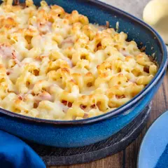 Herzhaftes Nudel Schinken Gratin, goldbraun überbacken mit viel Käse, bereit zum Servieren.