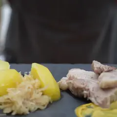Ein Teller mit deftigem Wellfleisch, dazu Salzkartoffeln, Sauerkraut und Senf. Ein klassisches Rezept für Genießer.