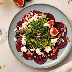 Rote Bete Carpaccio mit Ziegenkäse, Feigen und Mandeln – ein leichtes Hauptgericht.
