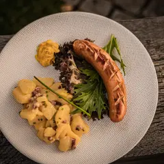 Herzhafte Bratwurst mit Kartoffelsalat und Senf – ein Klassiker, der zu vielen Bratwurst Rezepten passt.