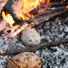 Kartoffeln garen im Glutbett. Ein rustikales Kartoffelfeuer-Rezept, das nach Sommer und Lagerfeuer schmeckt.