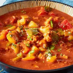 Herzhafter Bauerntopf mit Kartoffeln, Paprika und Hackfleisch in Tomatensauce. Ein tolles Bauerntopf Rezept für kalte Tage.