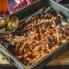 Pulled Pork im Bräter, perfekt für Gasgrill Rezepte. Saftig, zart und mit einer köstlichen Kruste.
