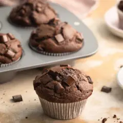 Saftige Schokomuffins mit Schokostückchen, frisch aus dem Ofen. Ein tolles Rezept für schokomuffins!