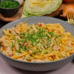 Herzhafte Spätzle mit Hähnchen und Spitzkohl, garniert mit Schnittlauch. Ein leckeres Gericht, das zeigt, wie vielseitig Spitzkohl Rezepte sein können.