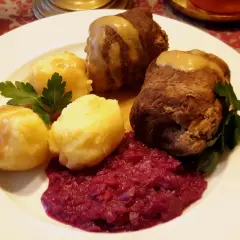 Deftige Rouladen mit Klößen und Rotkohl, ein klassisches rouladen rezept.