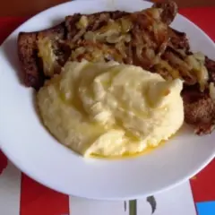 Herzhaft gebratene Leber mit Zwiebeln und cremigem Kartoffelbrei auf einem Teller. Ein Klassiker, der Appetit macht.