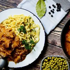 Herzhafter Biergulasch mit Spätzle, wie ihn Landfrauen lieben. Dazu Erbsen und Gewürze.