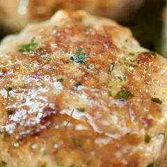 Saftige Buletten, goldbraun gebraten, mit Kräutern verfeinert. Ein einfaches und leckeres Buletten Rezept für jeden Tag.