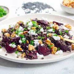 Leckerer Rote Bete-Linsen Salat mit Feta und Walnüssen, garniert mit Petersilie. Ein bunter und gesunder Genuss.