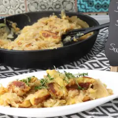 Schupfnudeln mit Sauerkraut, frisch aus der Pfanne auf einem Teller garniert mit Kräutern. Ein deftiges Gericht, das Appetit macht.