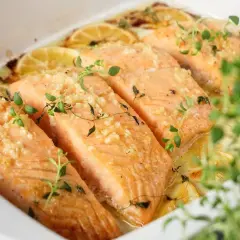 Saftige Lachsfilets mit Knoblauch und Zitrone, ein köstliches Gericht, das perfekt zu vielen Lachs Rezepten passt. Frisch aus dem Ofen.