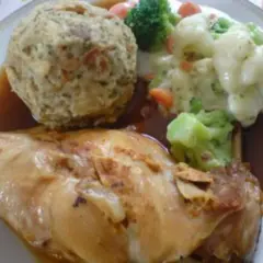Ein deftiges Karnickel-Rezept mit Klößen und Gemüse in brauner Soße.