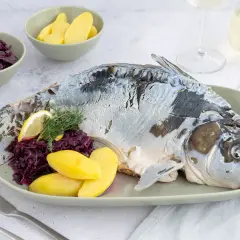 Festlicher Weihnachtskarpfen mit Rotkohl und Kartoffeln, ein klassisches Rezept für die Feiertage.