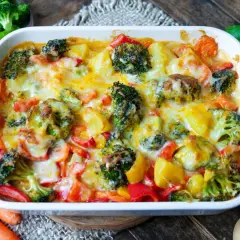 Ein köstlicher vegetarischer Auflauf mit Brokkoli, Kartoffeln und Paprika, überbacken mit geschmolzenem Käse.