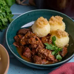 Herzhaftes Rindergulasch mit Klößen, ein Klassiker für jedes rindergulasch rezept. Frisch garniert mit Petersilie.