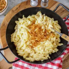 Herzhafte Käsespätzle mit knusprigen Röstzwiebeln – eine tolle Idee für ein schnelles Mittagessen.
