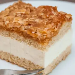 Ein Stück Bienenstich-Kuchen mit cremiger Füllung und karamellisierten Mandeln. Ein köstliches Rezept für Genießer.