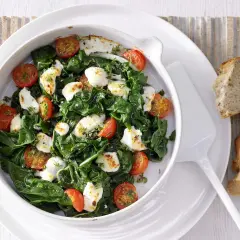 Gedünsteter Mangold mit Kirschtomaten und Mozzarella, eine köstliche Idee für Mangold Rezepte. Dazu knuspriges Brot.