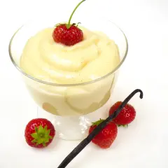 Cremiger Vanillepudding, frisch zubereitet, mit Erdbeeren und Vanilleschote garniert. So einfach ist pudding selber machen!