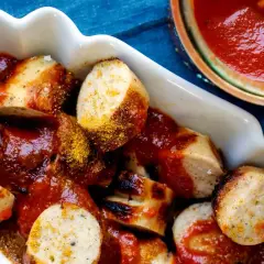Leckere Currywurst mit viel Sauce und Currypulver. Ein einfaches Currywurst Rezept für zu Hause.