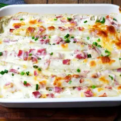 Ein köstlicher Spargel Auflauf mit Schinken und Käse überbacken, garniert mit Schnittlauch.