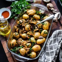 Herzhafte Kartoffel-Pilz-Pfanne, ein köstliches Gericht, das sich perfekt für einfache rezepte mit pilzen und kartoffeln eignet. Mit frischer Petersilie garniert.
