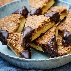 Dreieckige Nussecken mit Schokoladenspitze, ein köstliches Rezept für süße Leckereien.