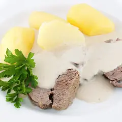 Bamberger Krenfleisch: zarte Rindfleischscheiben mit Meerrettichsauce, dazu Salzkartoffeln und Petersilie.