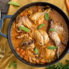 Deftiges Kaninchen in Schmortopf, ein köstliches stallhase rezept mit Karotten und Salbei.