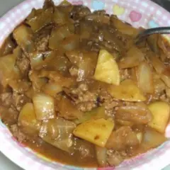 Herzhaftes schichtkraut mit hackfleisch im topf, eine deftige Mahlzeit, die Leib und Seele wärmt.