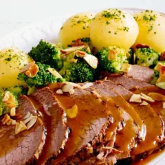 Sauerbraten, Kartoffelklöße und Brokkoli mit Mandelsplittern. Perfekt für Rezepte Sauerbraten selbst einlegen.