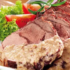 Saftiger Sauerbraten, in Scheiben geschnitten, mit cremiger Sauce und Beilagen. Perfekt für ein langes Schmoren, damit 1 kg Sauerbraten zart wird.