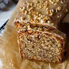 Saftiger Nusskuchen mit Zuckerguss und gehackten Nüssen, bereit zum Servieren.