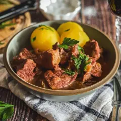 Herzhaftes Kalbsgulasch mit Kartoffeln, ein köstliches Rezept für gemütliche Abende.