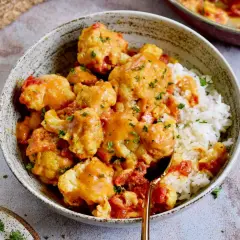 Cremiges Blumenkohl-Curry mit Reis, ein köstliches Gericht, das zeigt, wie vielseitig Blumenkohlrezepte sein können.