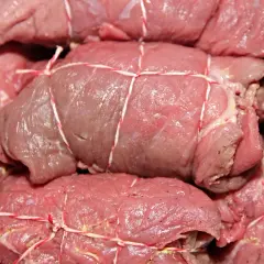 Rohe Rinderrouladen, bereit zum Kochen. Man muss Rinderrouladen nicht waschen, sie sind bereits vorbereitet.
