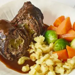 Rinderrouladen mit Spätzle und Gemüse, ein Klassiker der Hausmannskost, der perfekt zum Kochen auf Holzherd Rezepte passt.