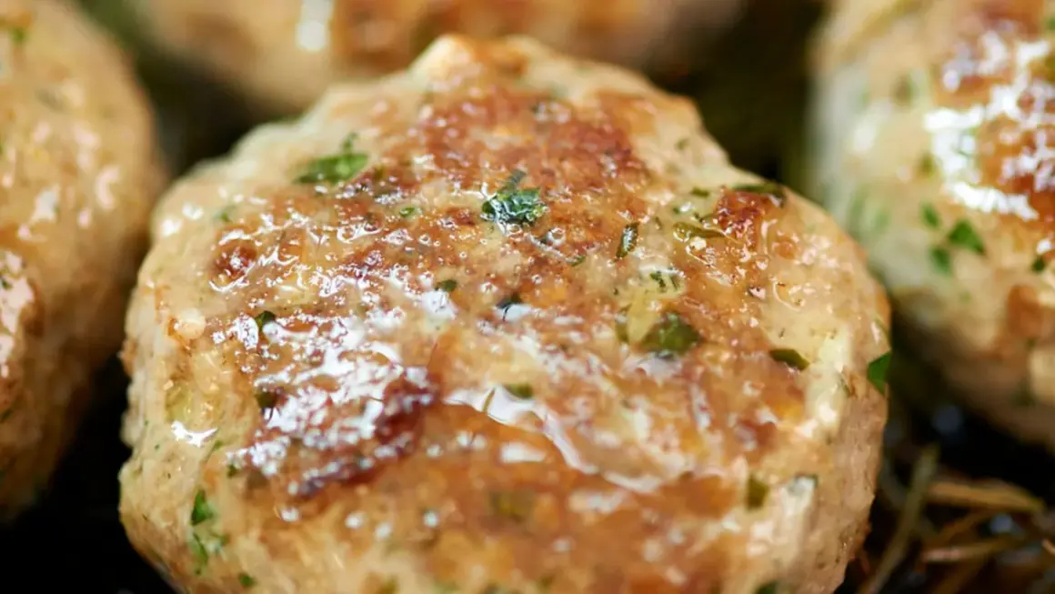 Saftige Buletten, goldbraun gebraten, mit Kräutern verfeinert. Ein einfaches und leckeres Buletten Rezept für jeden Tag.