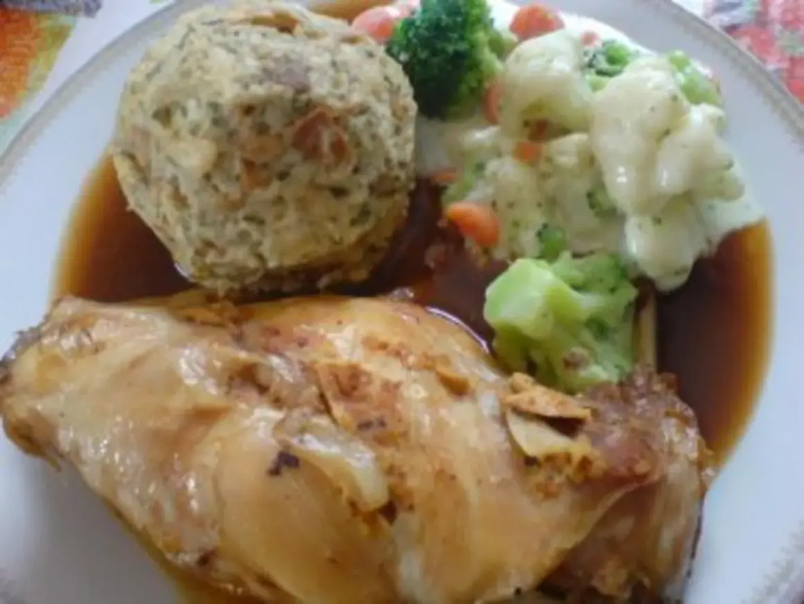 Ein deftiges Karnickel-Rezept mit Klößen und Gemüse in brauner Soße.