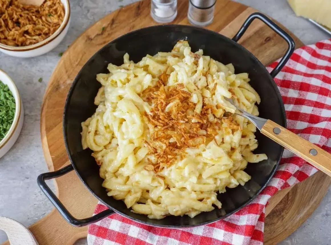 Herzhafte Käsespätzle mit knusprigen Röstzwiebeln – eine tolle Idee für ein schnelles Mittagessen.