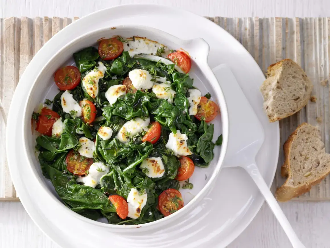 Gedünsteter Mangold mit Kirschtomaten und Mozzarella, eine köstliche Idee für Mangold Rezepte. Dazu knuspriges Brot.