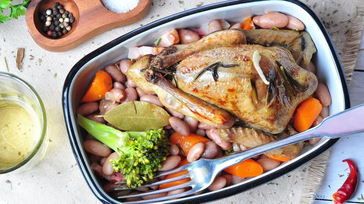 Ein köstlicher Braten von Tauben mit Bohnen, Karotten und Brokkoli, serviert in einer Auflaufform.