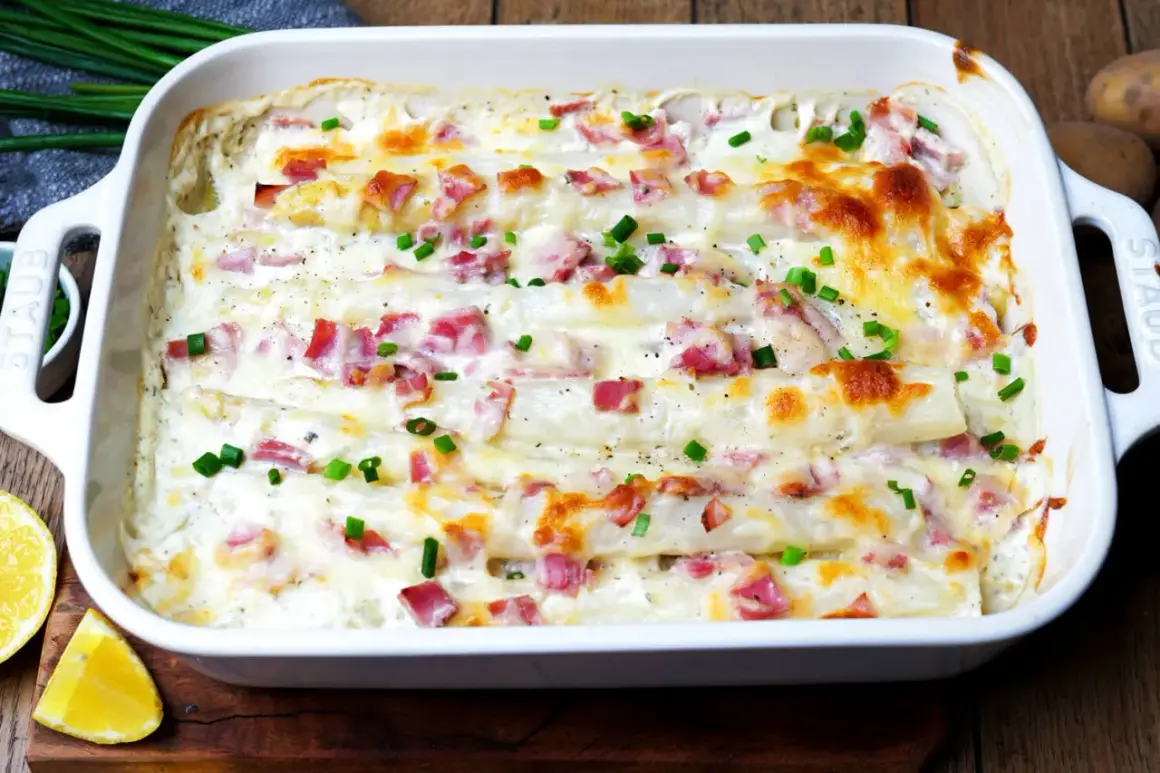 Ein köstlicher Spargel Auflauf mit Schinken und Käse überbacken, garniert mit Schnittlauch.