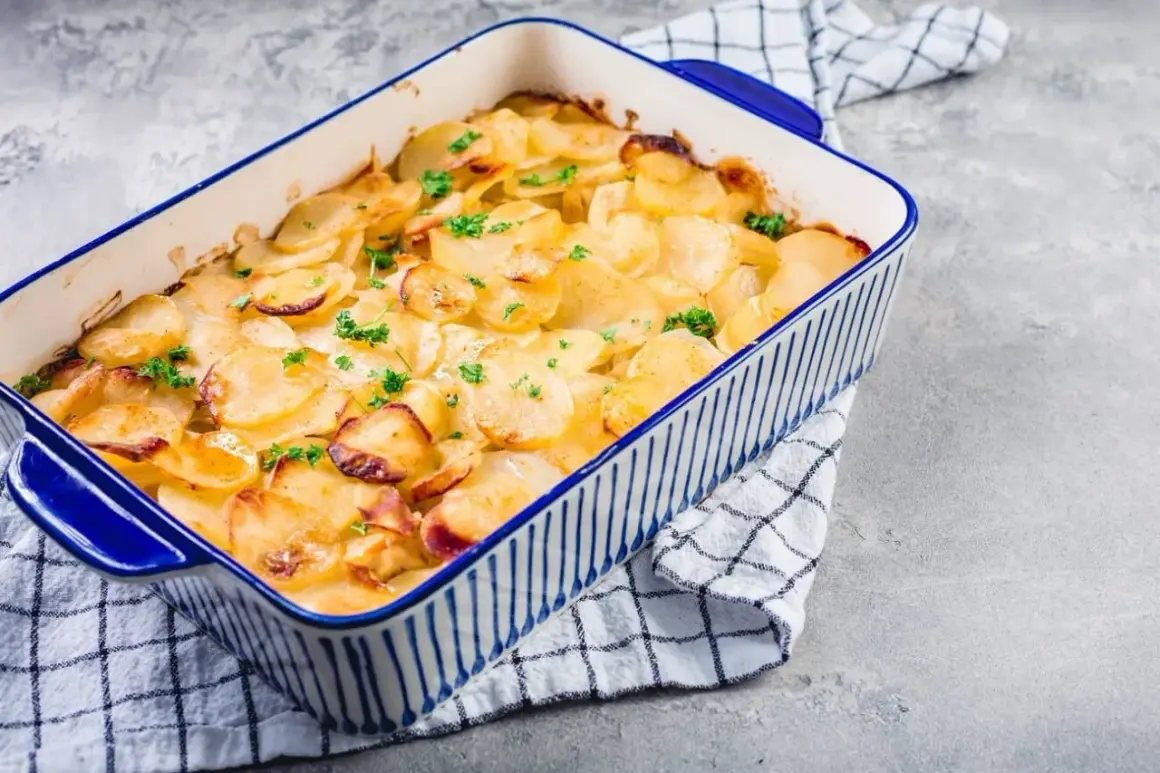 Goldbrauner Kartoffelauflauf mit Petersilie in einer blauen Auflaufform. Ein köstliches Kartoffelauflauf Rezept, das zum Genießen einlädt.