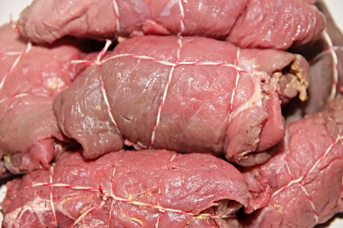 Rohe Rinderrouladen, bereit zum Kochen. Man muss Rinderrouladen nicht waschen, sie sind bereits vorbereitet.
