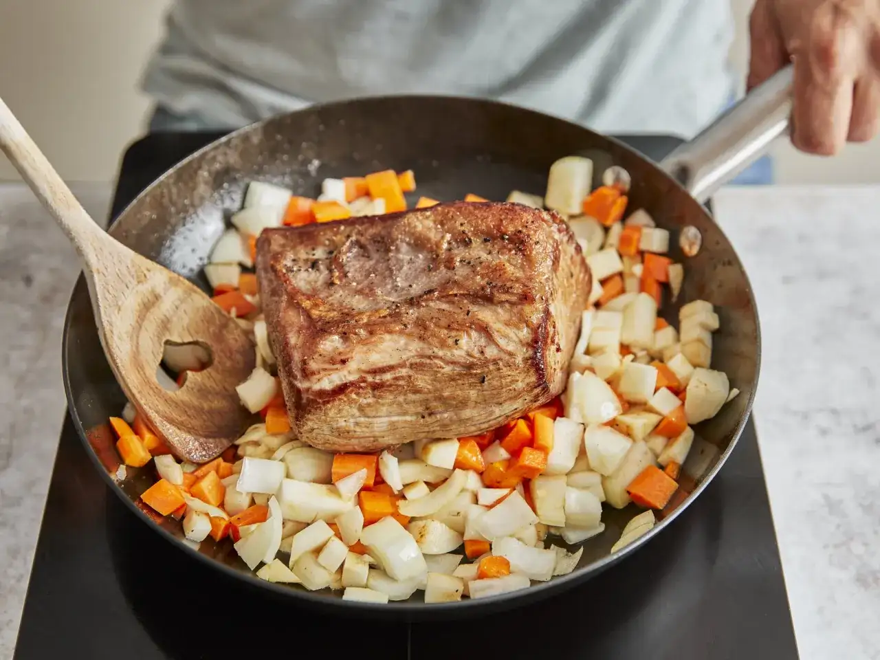 Rinderbraten wie im Wirtshaus - saftig, zart und mit kräftiger Sauce